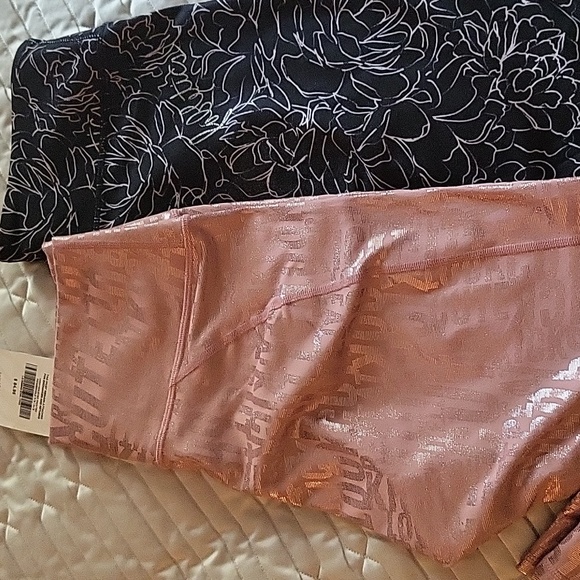 Fabletics-Rose colored NWT size M,Black/silver flowers and logo-barely worn-XS - Picture 4 of 6